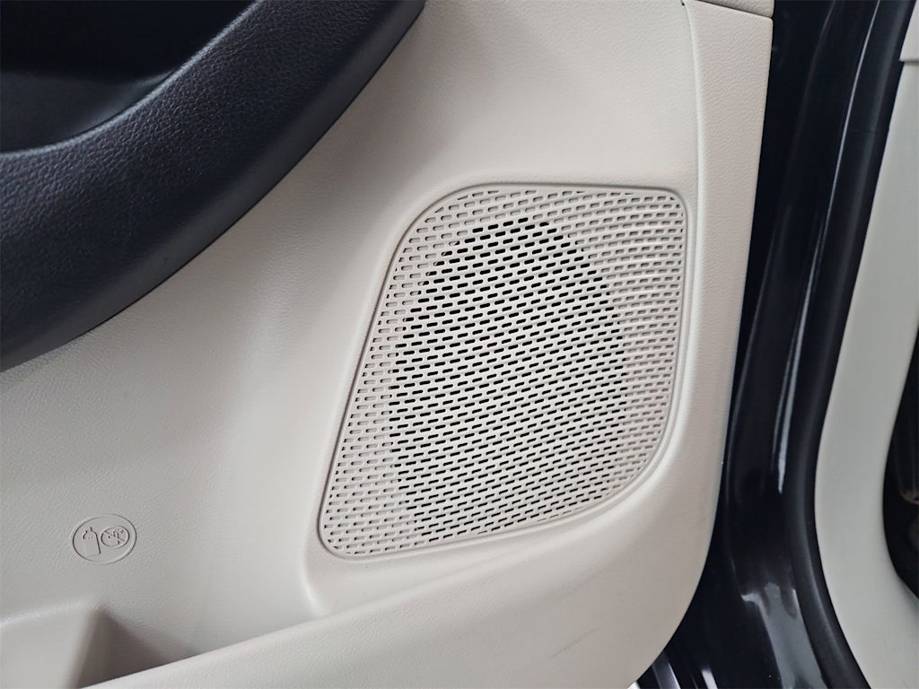 Thumbnail: 2021 Chrysler Voyager - 33