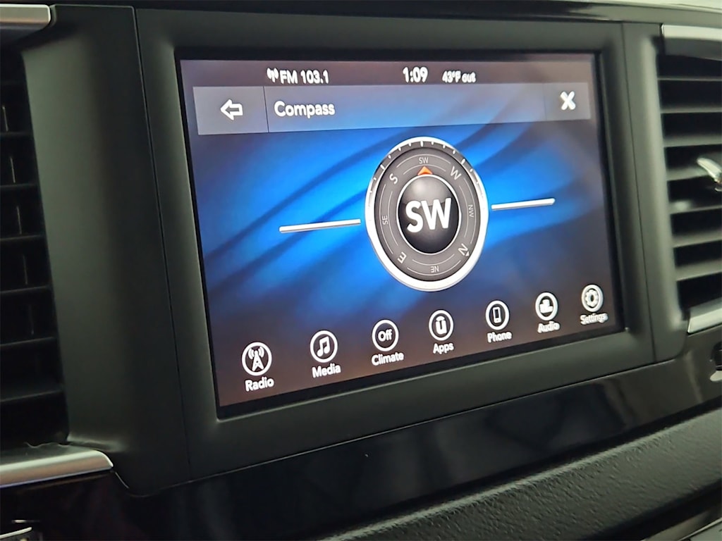 Thumbnail: 2021 Chrysler Voyager - 31