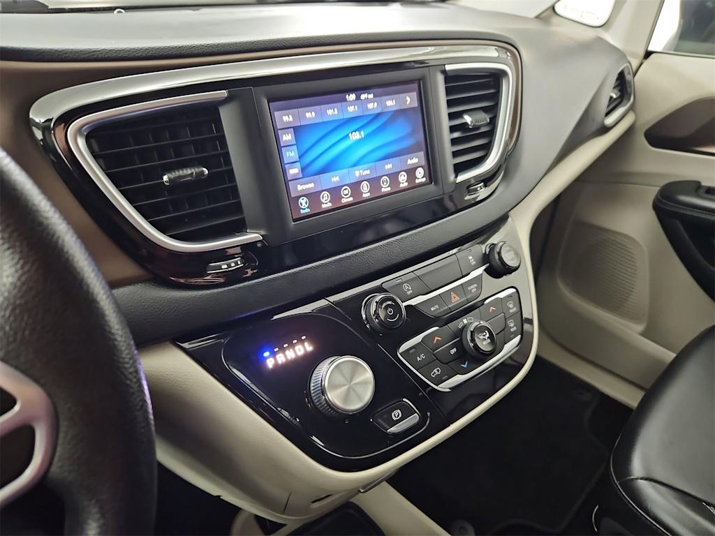 Thumbnail: 2021 Chrysler Voyager - 15