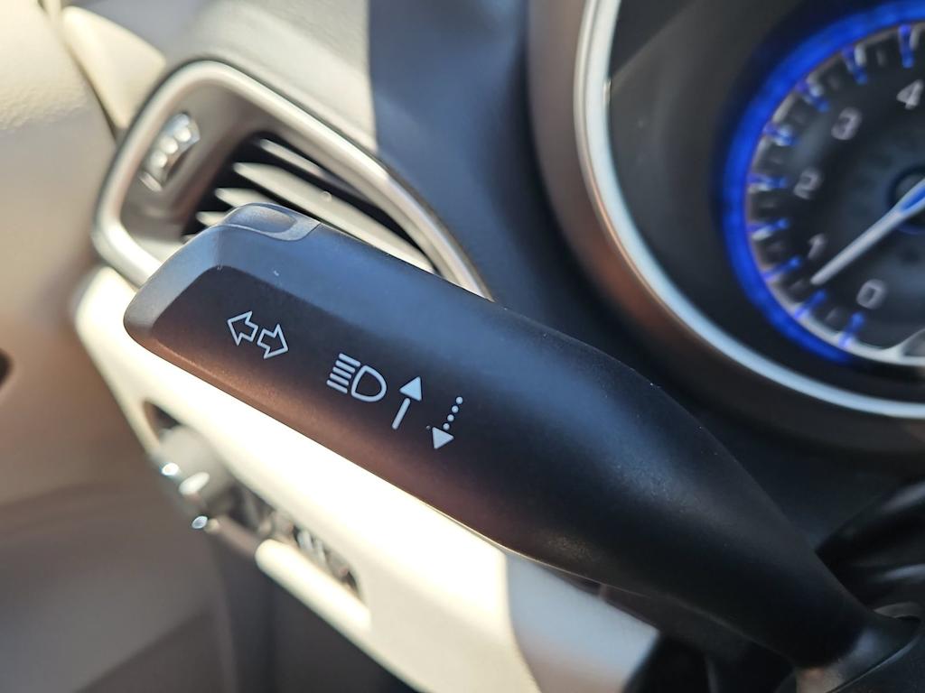 Thumbnail: 2021 Chrysler Voyager - 31