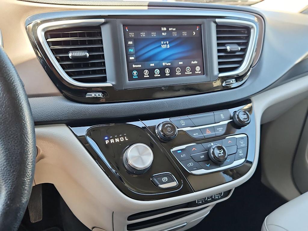 Thumbnail: 2021 Chrysler Voyager - 15