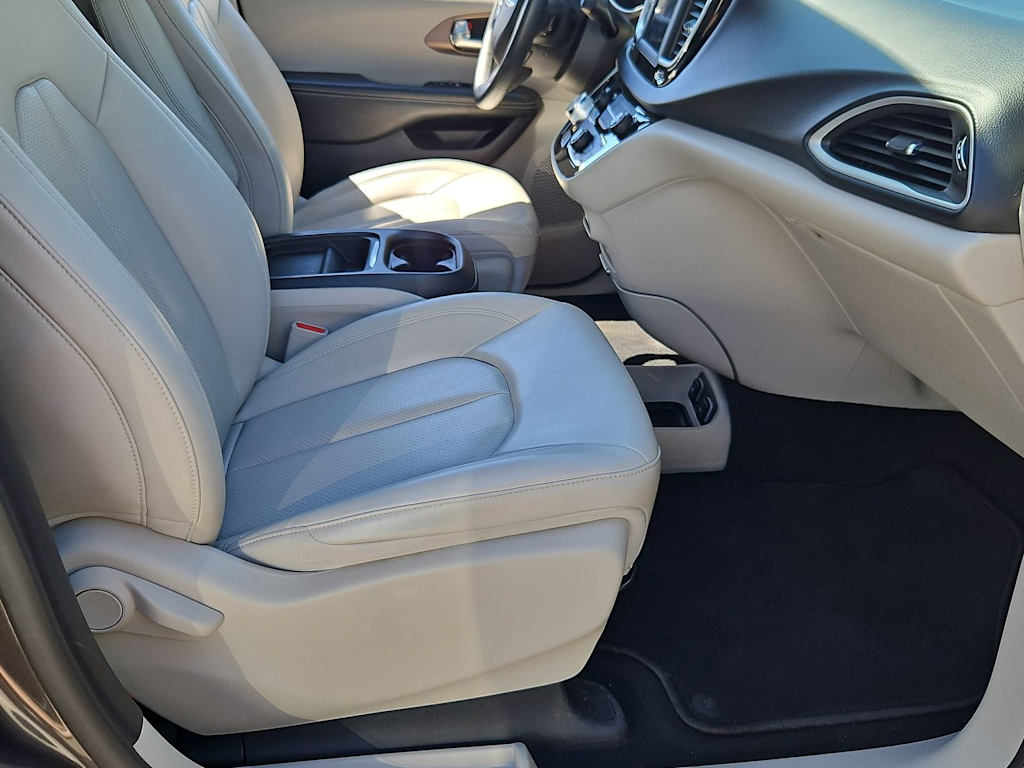 Thumbnail: 2021 Chrysler Voyager - 27