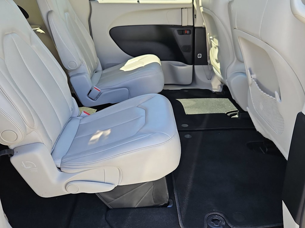 Thumbnail: 2021 Chrysler Voyager - 12