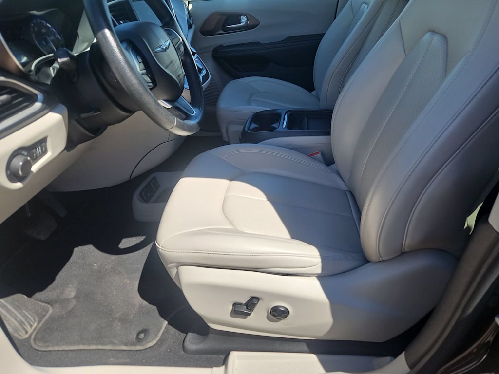 Thumbnail: 2021 Chrysler Voyager - 11
