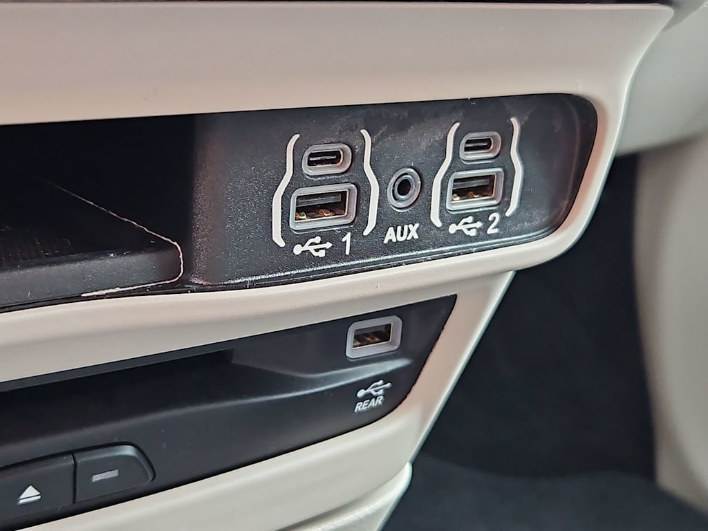 Thumbnail: 2021 Chrysler Pacifica - 33
