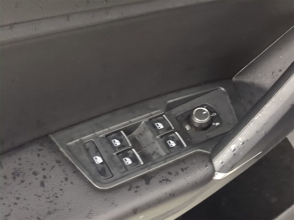 Thumbnail: 2020 Volkswagen Tiguan - 25