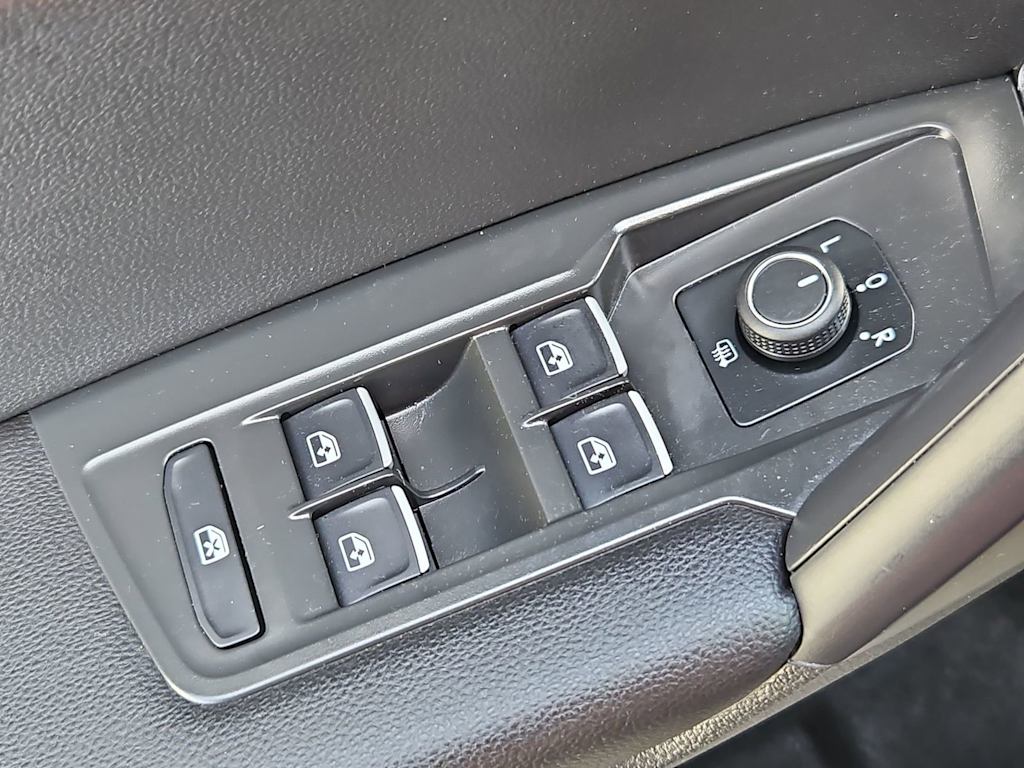 Thumbnail: 2021 Volkswagen Tiguan - 25