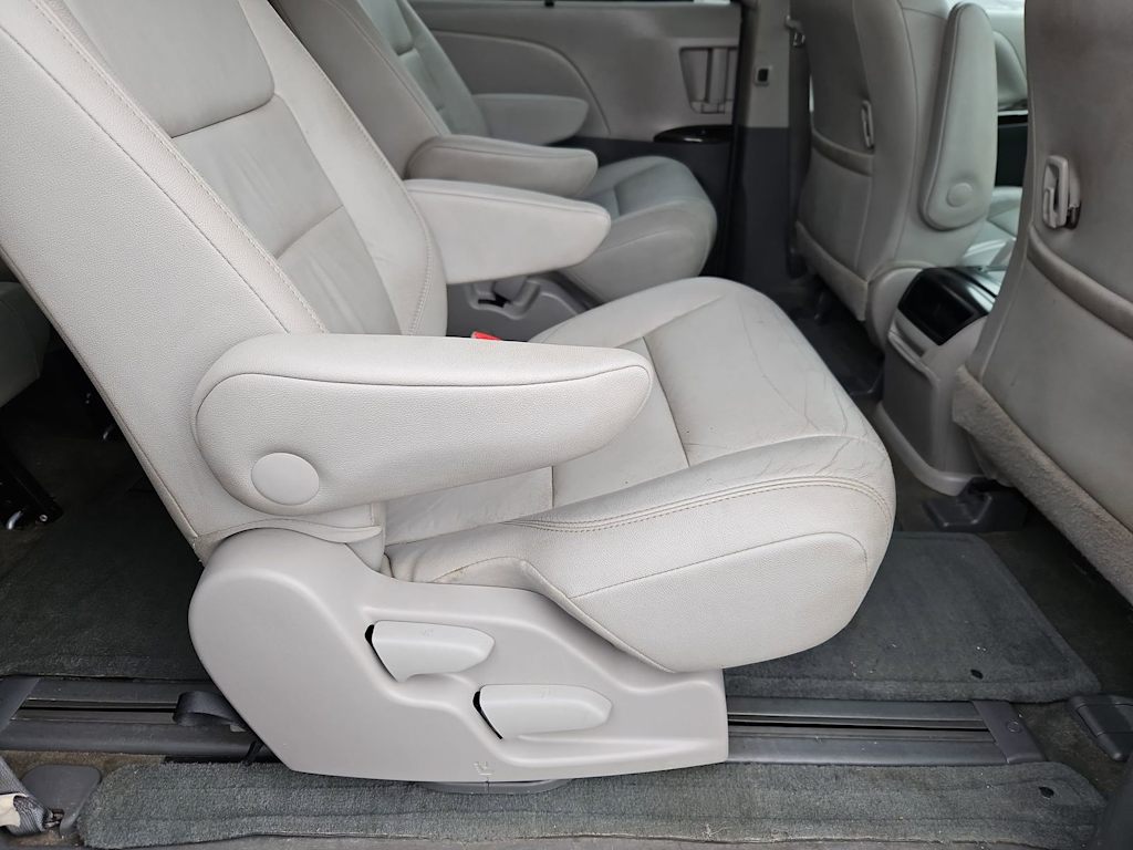 Thumbnail: 2017 Toyota Sienna - 29