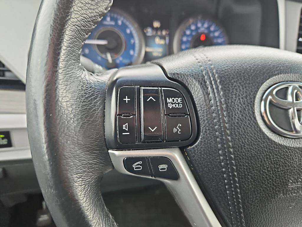 Thumbnail: 2017 Toyota Sienna - 30