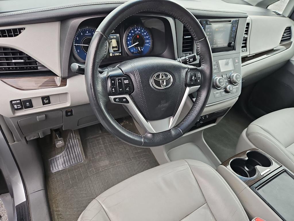 Thumbnail: 2017 Toyota Sienna - 2