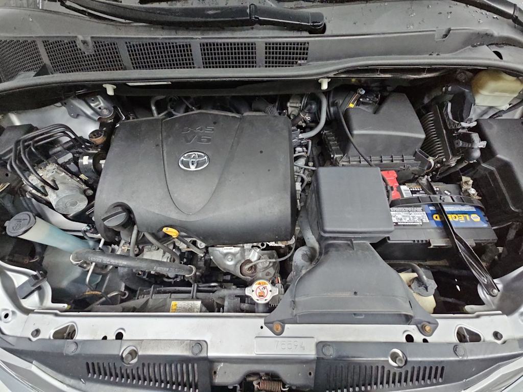 Thumbnail: 2017 Toyota Sienna - 9