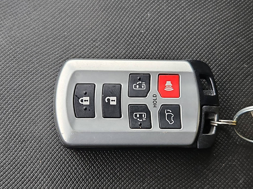 Thumbnail: 2017 Toyota Sienna - 19