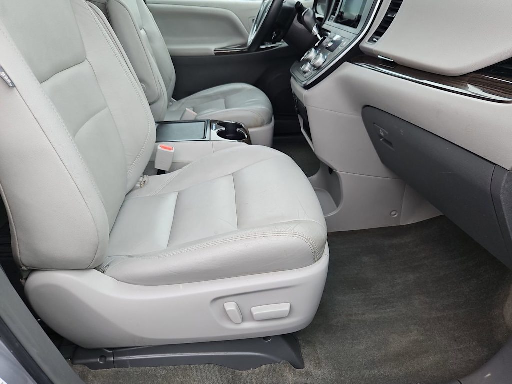 Thumbnail: 2017 Toyota Sienna - 12