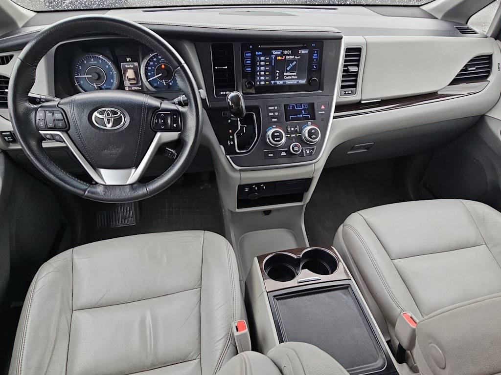 Thumbnail: 2017 Toyota Sienna - 10