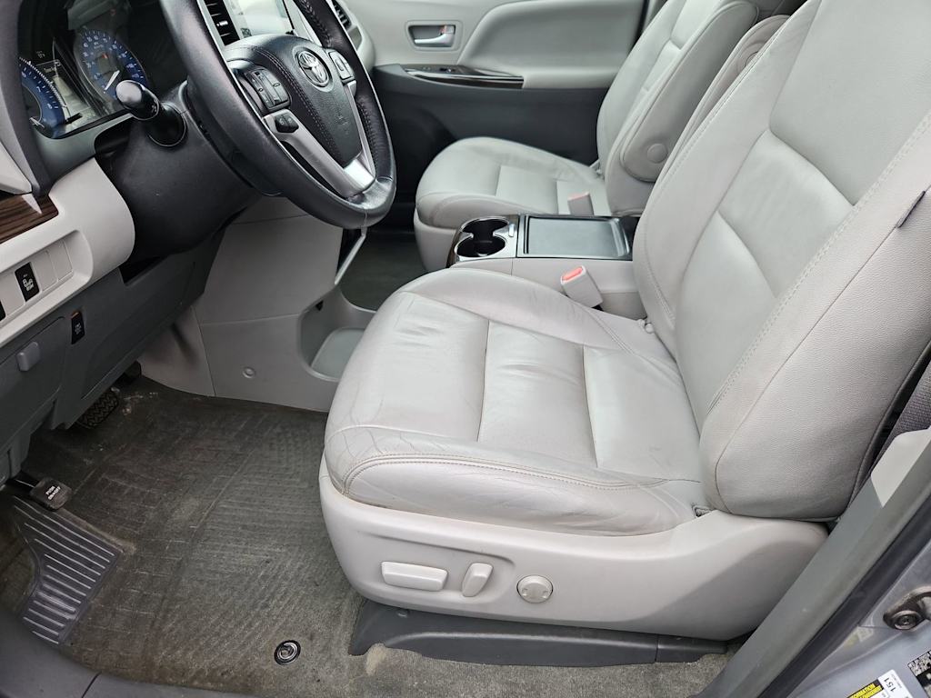 Thumbnail: 2017 Toyota Sienna - 11