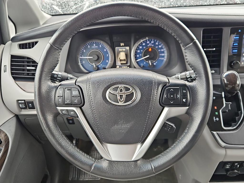 Thumbnail: 2017 Toyota Sienna - 14