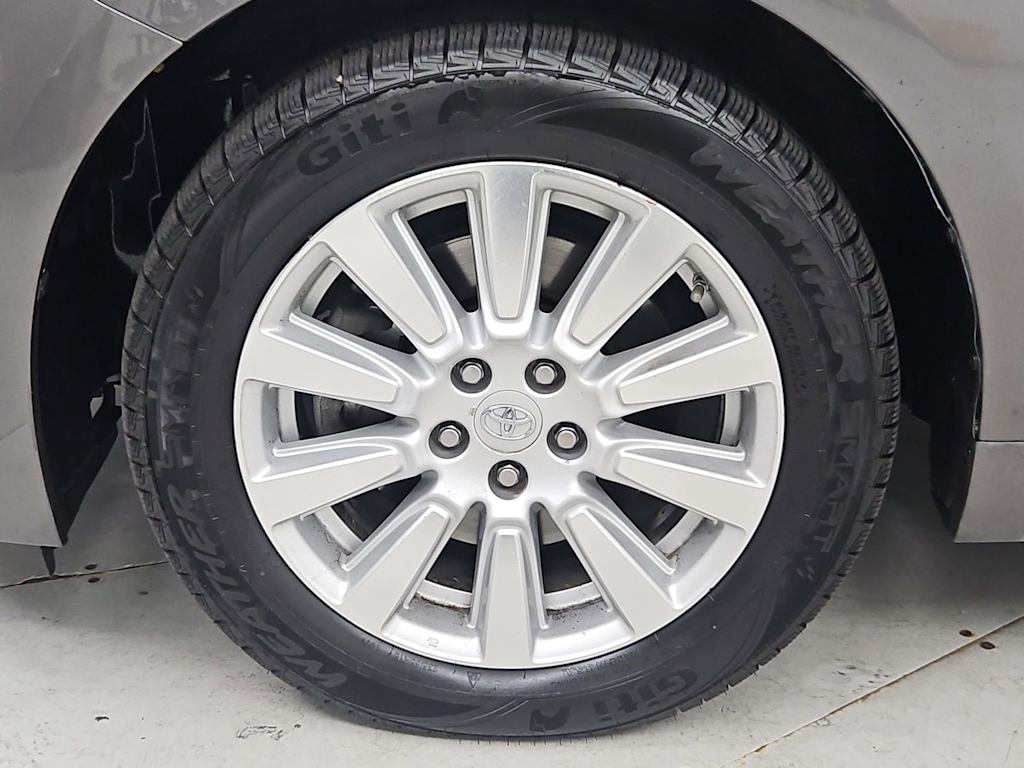 Thumbnail: 2017 Toyota Sienna - 8