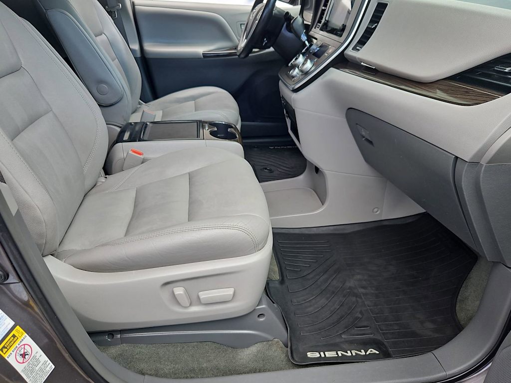 Thumbnail: 2017 Toyota Sienna - 28
