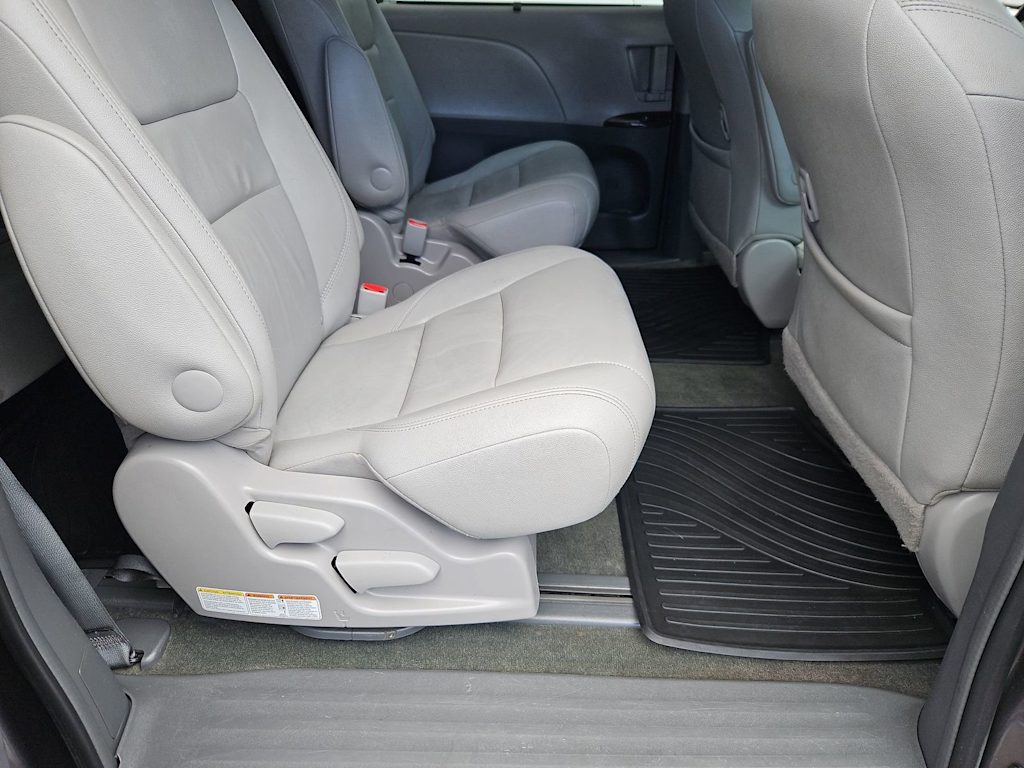 Thumbnail: 2017 Toyota Sienna - 12