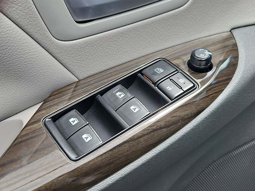 Thumbnail: 2017 Toyota Sienna - 25