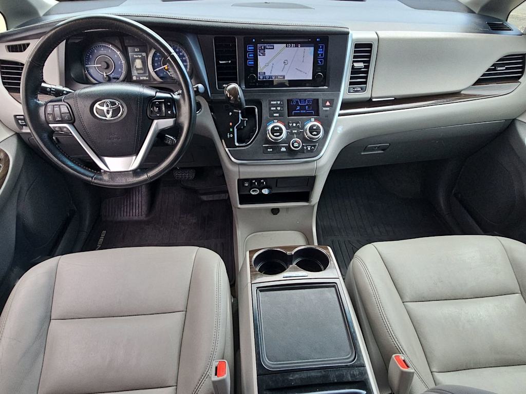 Thumbnail: 2017 Toyota Sienna - 10
