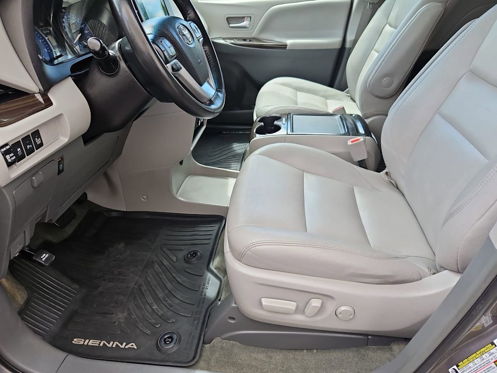 Thumbnail: 2017 Toyota Sienna - 11