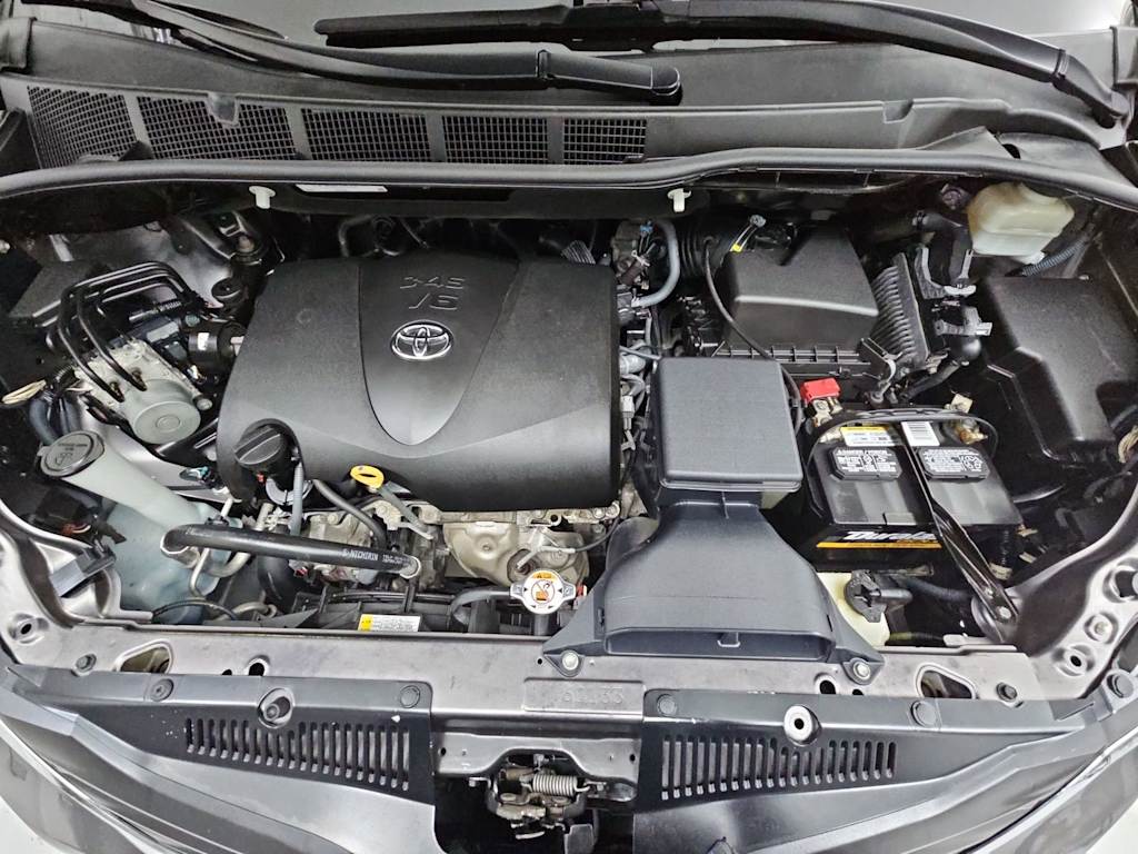 Thumbnail: 2017 Toyota Sienna - 9