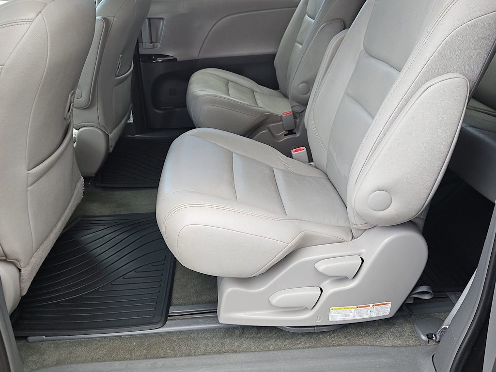 Thumbnail: 2017 Toyota Sienna - 13