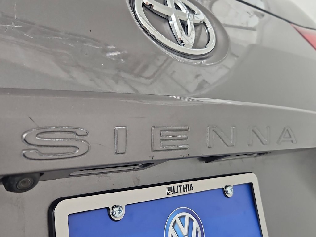 Thumbnail: 2017 Toyota Sienna - 24