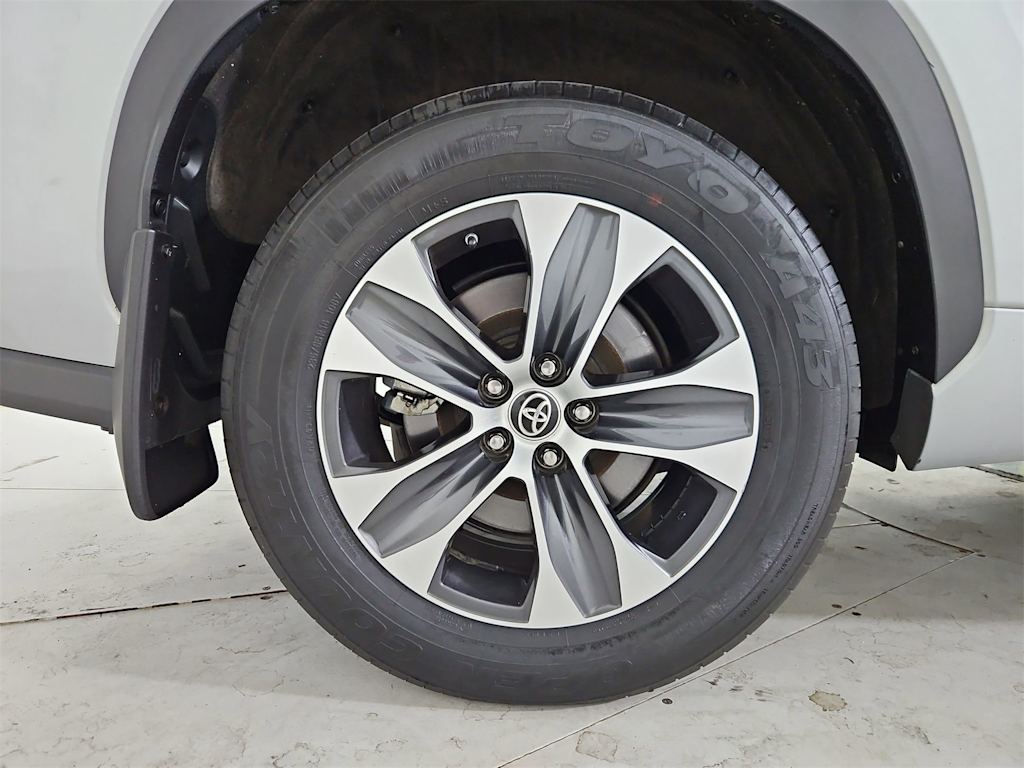 Thumbnail: 2022 Toyota Highlander - 8