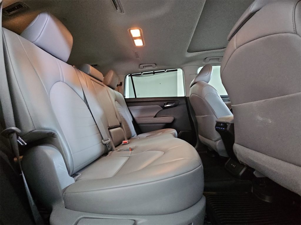 Thumbnail: 2022 Toyota Highlander - 28