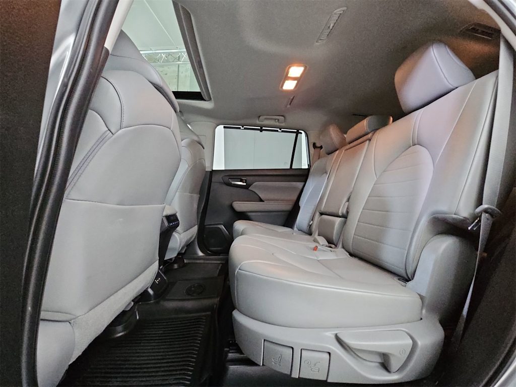 Thumbnail: 2022 Toyota Highlander - 27