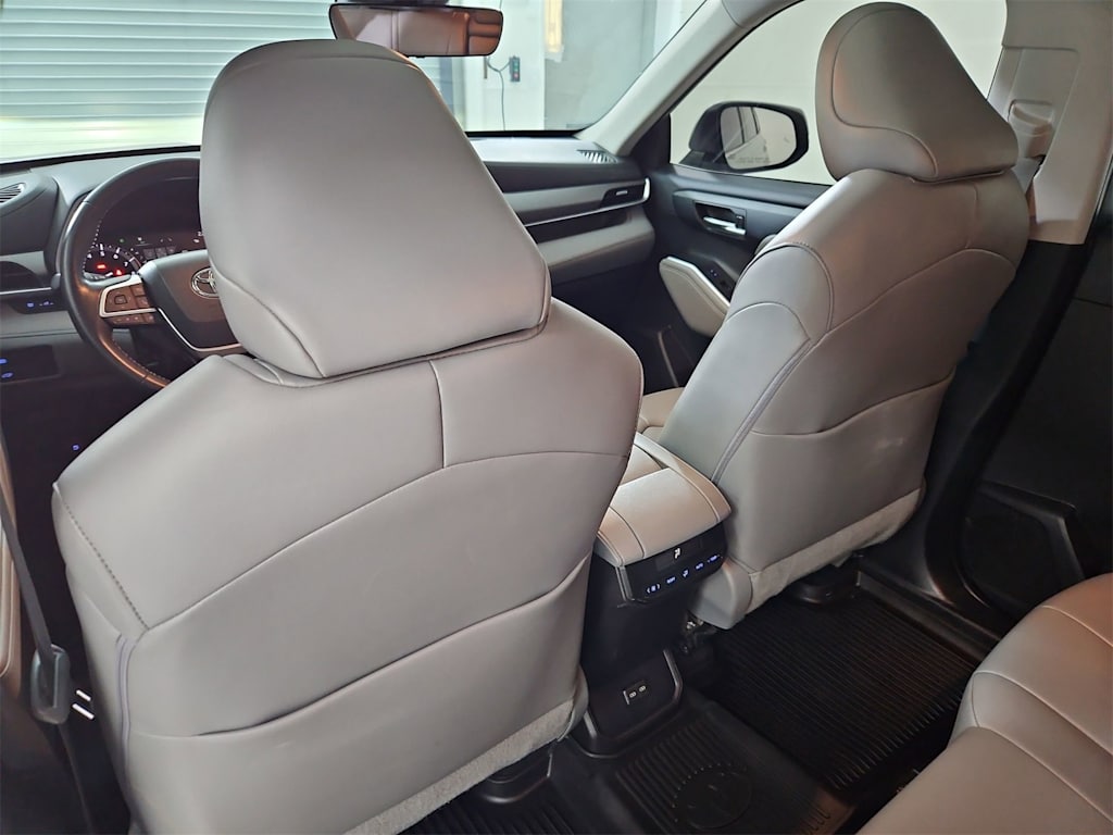 Thumbnail: 2022 Toyota Highlander - 12