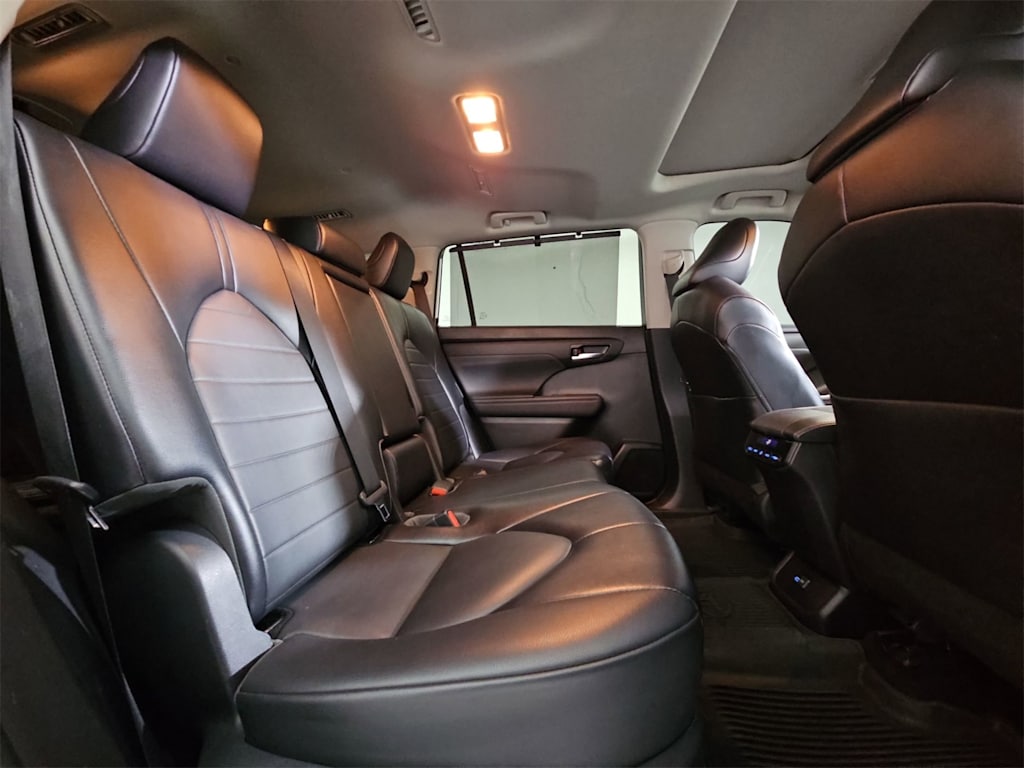 Thumbnail: 2022 Toyota Highlander - 28