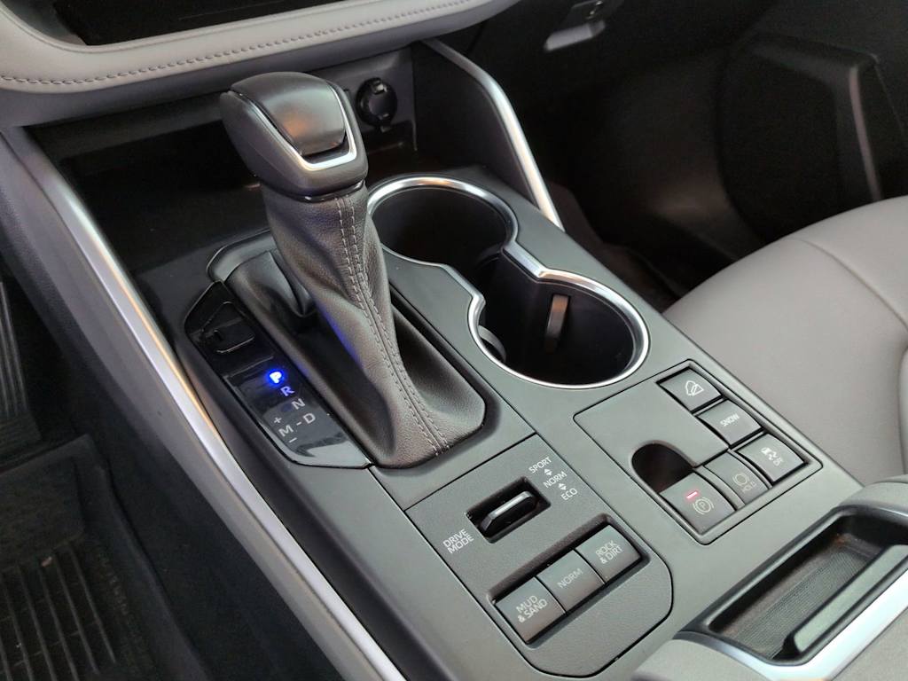 Thumbnail: 2023 Toyota Highlander - 16