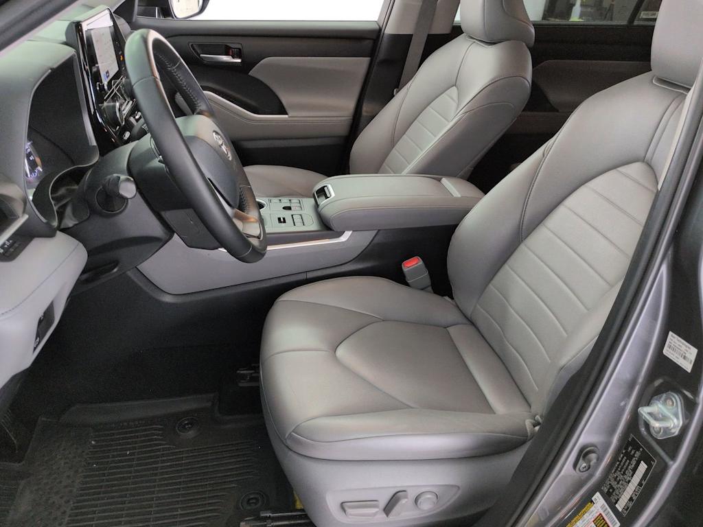 Thumbnail: 2023 Toyota Highlander - 11