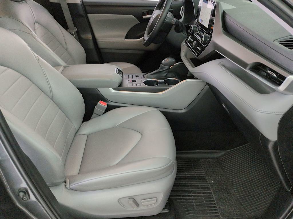 Thumbnail: 2023 Toyota Highlander - 28