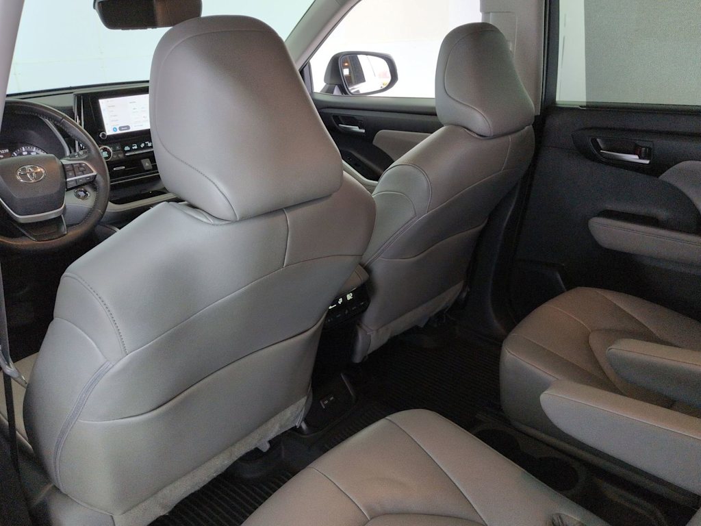 Thumbnail: 2023 Toyota Highlander - 12