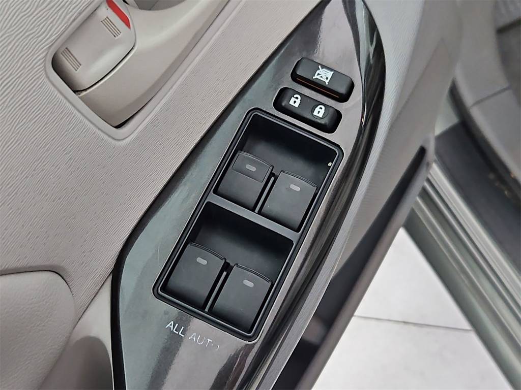 Thumbnail: 2014 Toyota Sienna - 25