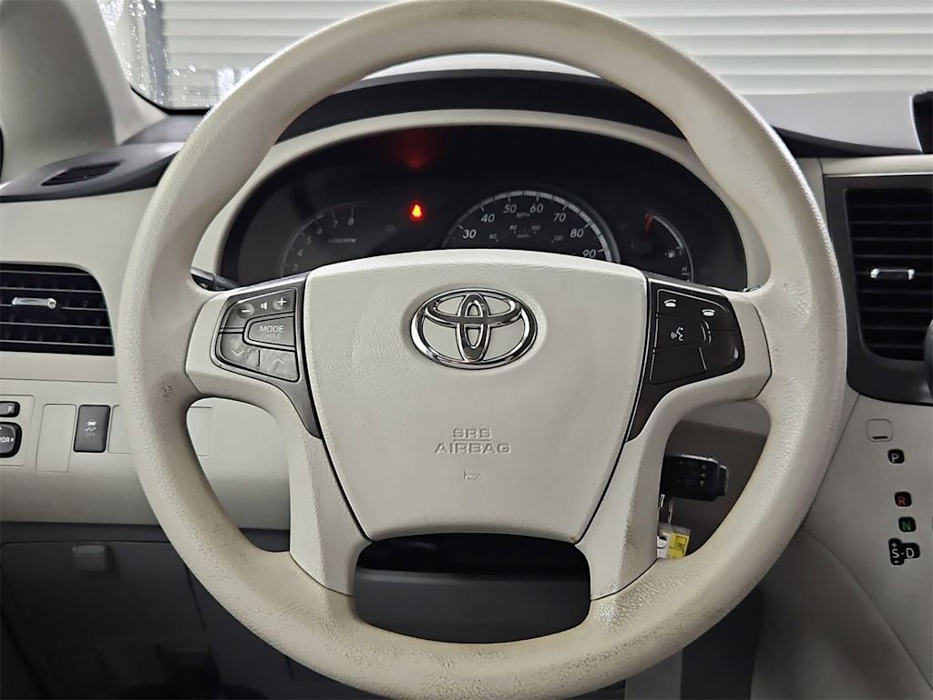 Thumbnail: 2014 Toyota Sienna - 14