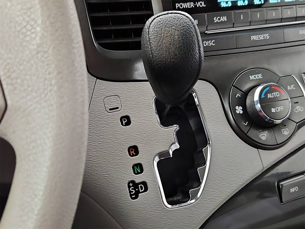 Thumbnail: 2014 Toyota Sienna - 34