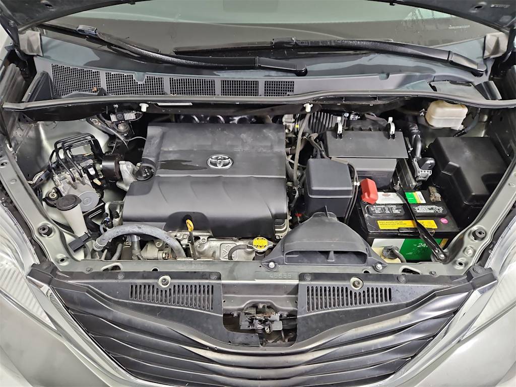 Thumbnail: 2014 Toyota Sienna - 9