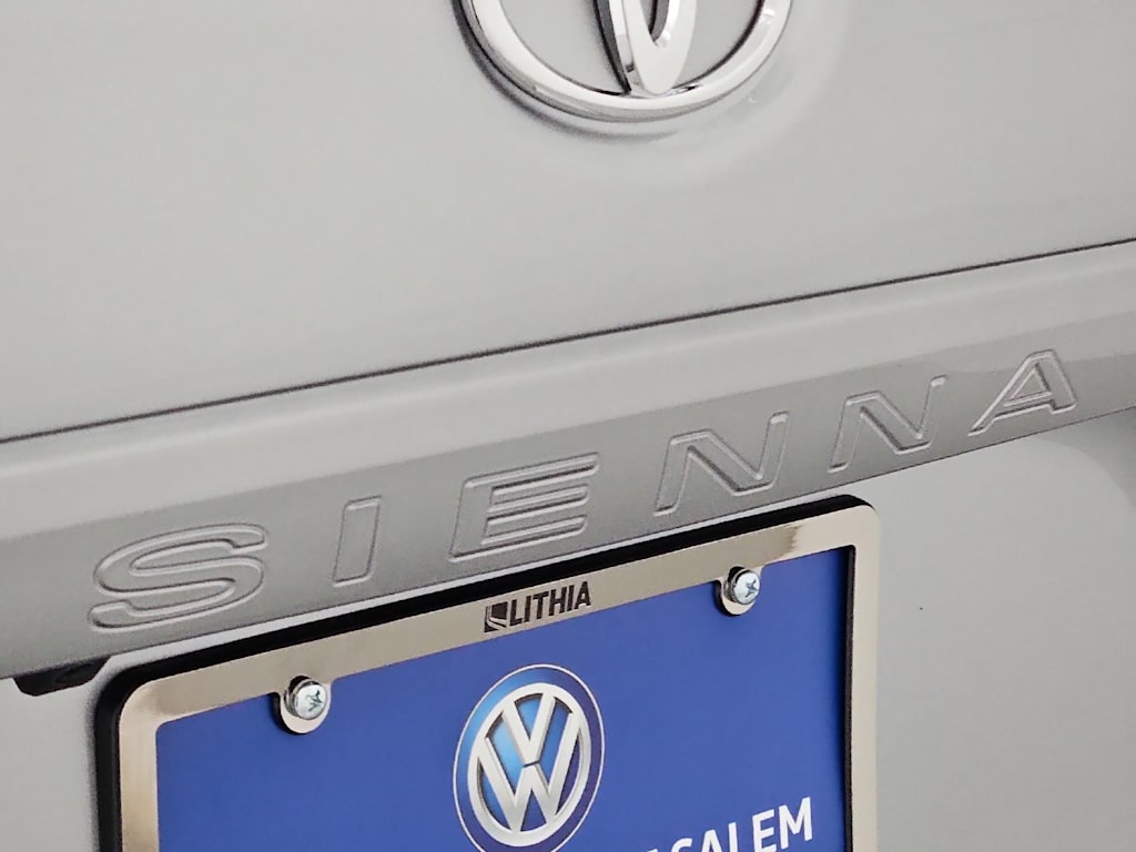 Thumbnail: 2018 Toyota Sienna - 24