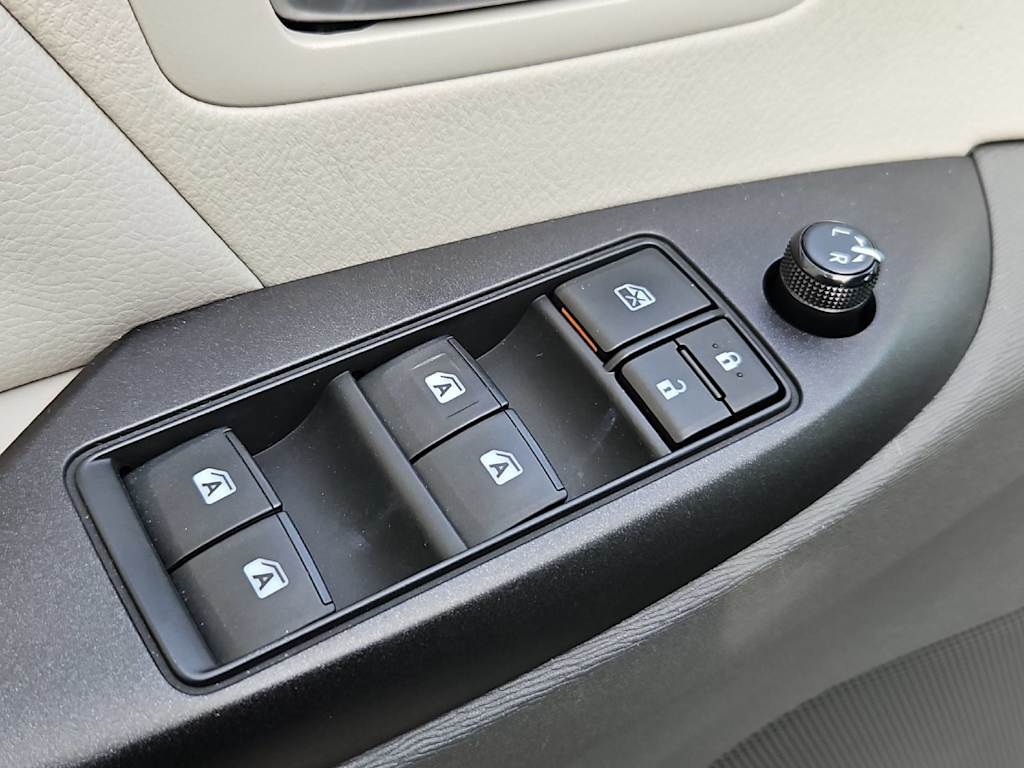 Thumbnail: 2018 Toyota Sienna - 25