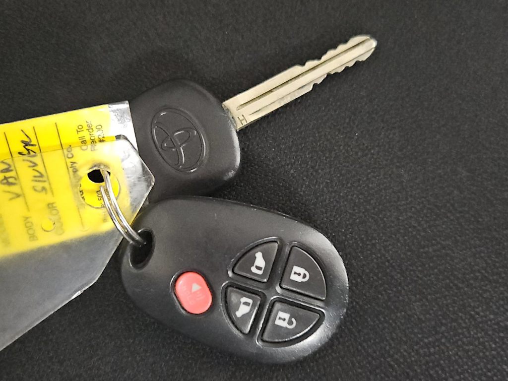 Thumbnail: 2018 Toyota Sienna - 18