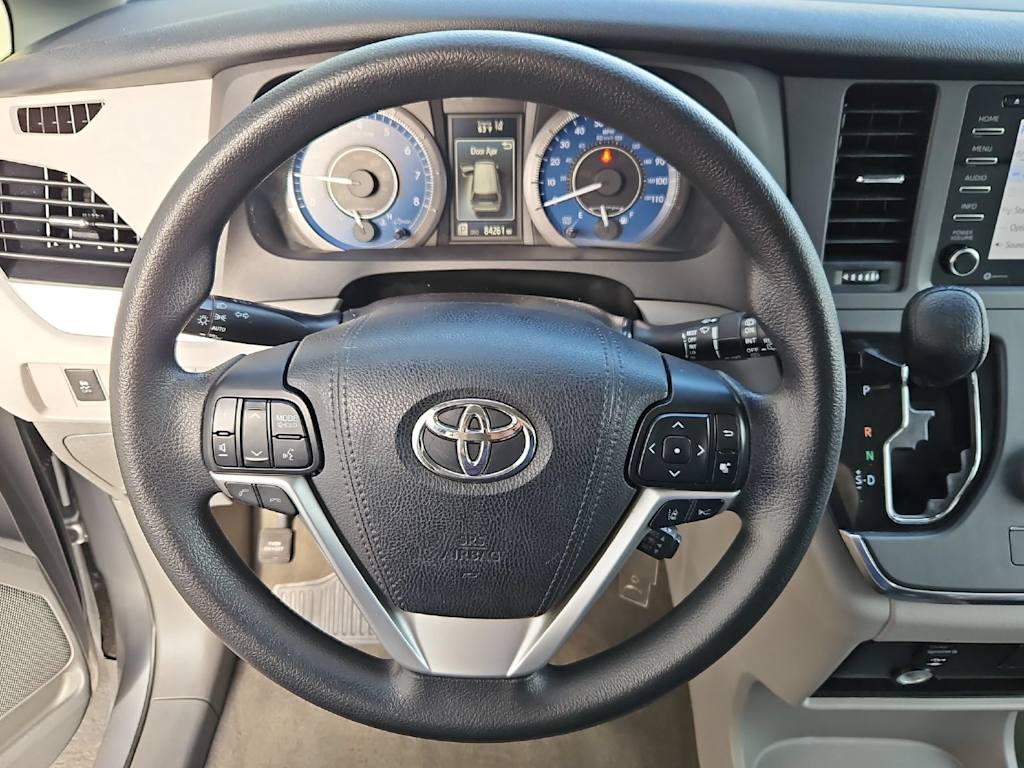 Thumbnail: 2018 Toyota Sienna - 14