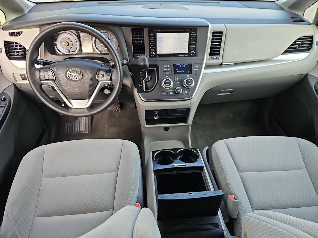 Thumbnail: 2018 Toyota Sienna - 10
