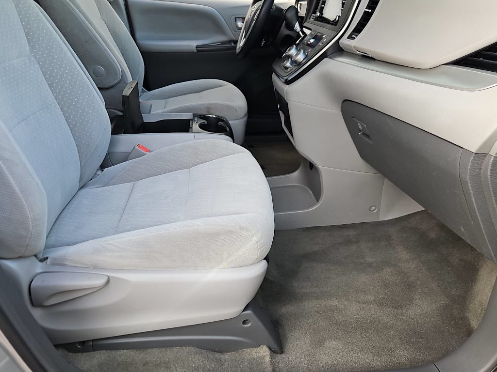 Thumbnail: 2018 Toyota Sienna - 12
