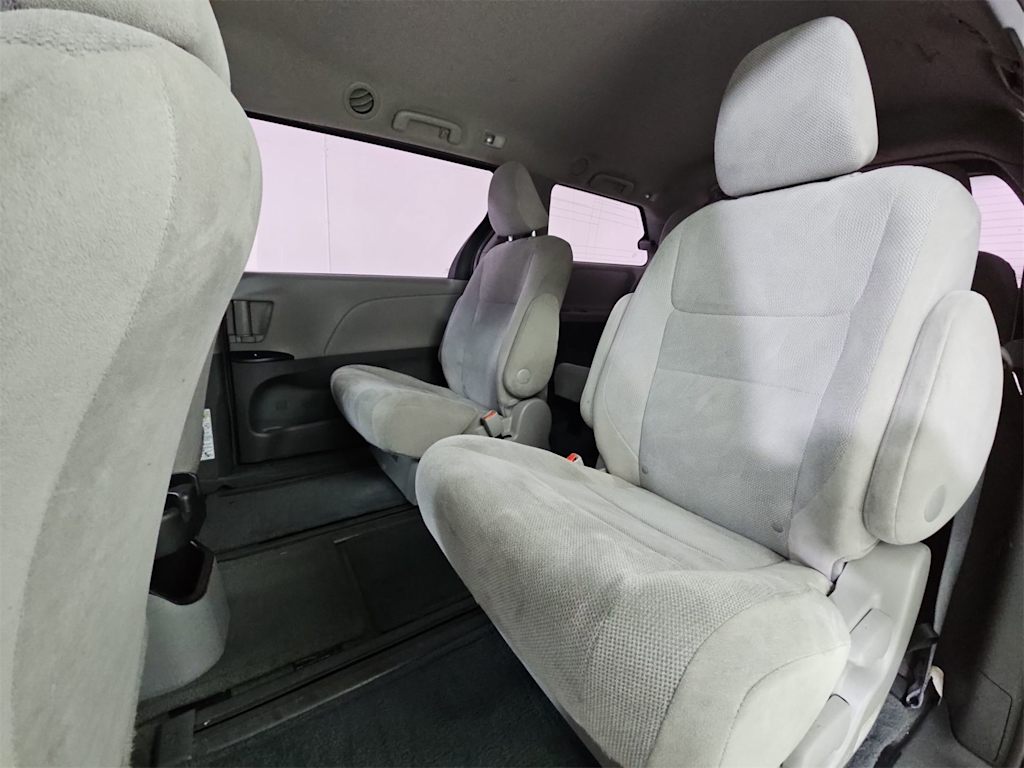 Thumbnail: 2016 Toyota Sienna - 13