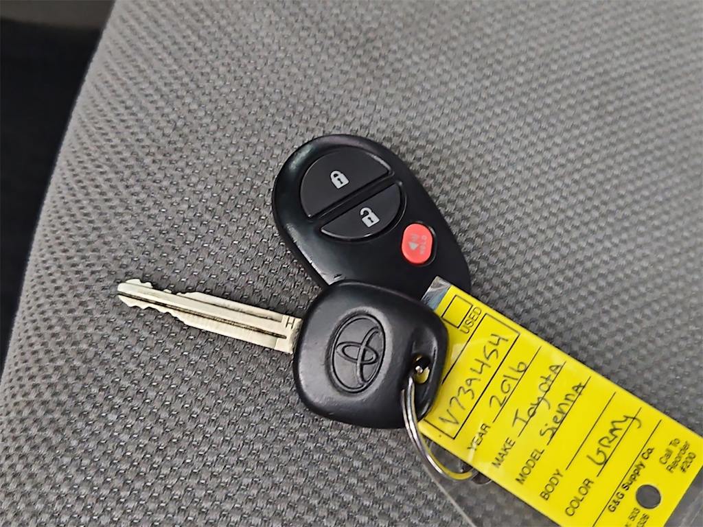 Thumbnail: 2016 Toyota Sienna - 19